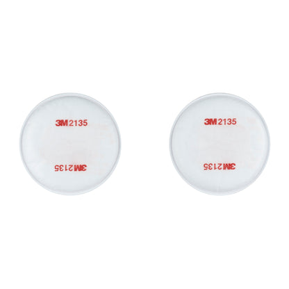 Ein Paar weißer 3M™ Partikelfilter 2135, P3 (1 Paar/Packung) von 3M Deutschland GmbH, jeweils mit der roten Aufschrift "3M 2135" auf weißem Hintergrund.