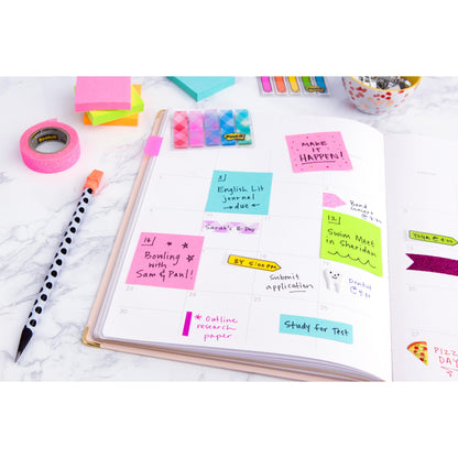 Ein offener Planer mit bunten Post-it® Notes Würfel (76 mm x 76 mm, 450 Blatt/Block, 100% PEFC) von 3M Deutschland GmbH mit handschriftlichen Erinnerungen. In der Nähe befinden sich Stifte, Washi-Tape, weitere Haftnotizen und Büroklammern auf einer weißen Fläche.