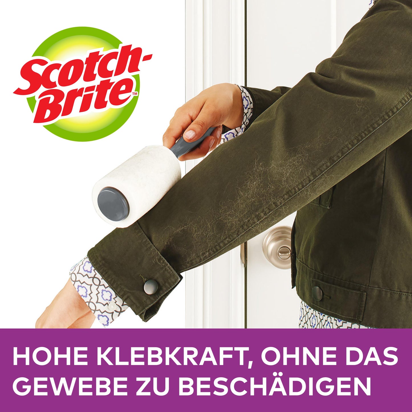 Eine Person benutzt den Scotch-Brite™ Pet Extra Sticky* Roller für Tierhaare, 48 Blatt, 1/Packung von 3M Deutschland GmbH auf dem Ärmel einer dunkelgrünen Jacke. Unten steht: "HOHE KLEBKRAFT, OHNE DAS GEWEBE ZU BESCHÄDIGEN.
