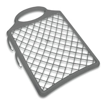 Das Nölle Profi Brush Farbgitter Ergoline 23 x 27 cm aus Regranulat, von Nölle Profi Brush Bürsten- & Pinseltechnik e.K., ist ein graues, rechteckiges Gitter mit Griff und zwei seitlichen Haken für den professionellen Einsatz, das schräg vor einem weißen Hintergrund abgebildet ist.