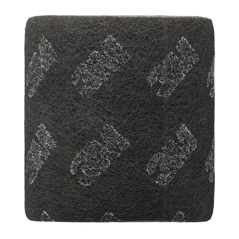 Schwarze quadratische Matte mit strukturierter Oberfläche und sichtbaren grauen Abnutzungsspuren auf neutralem Hintergrund