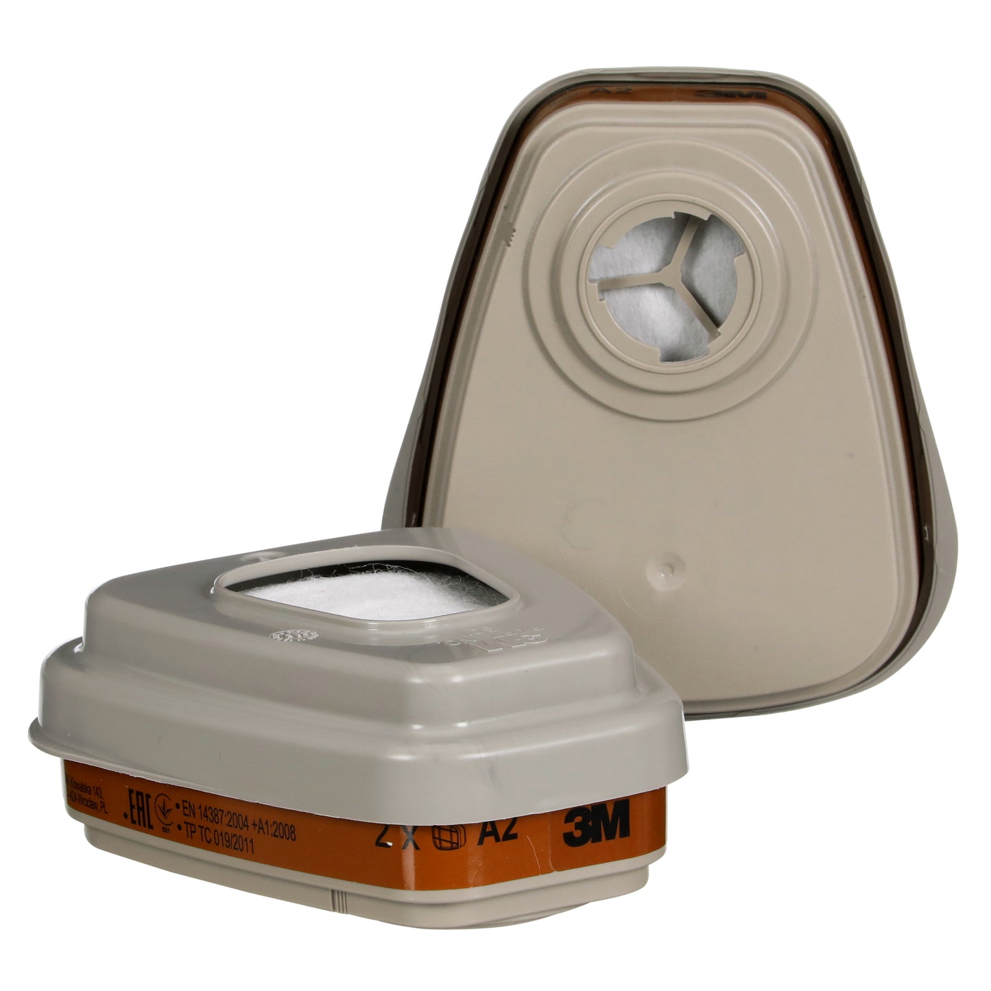 Abgebildet sind zwei beigefarbene 3M™ Filtersatz 6002-1SP, A2P2 organische Dämpfe von 3M Deutschland GmbH - einer hochkant mit der Ansaugöffnung, der andere flach mit der Filterfläche und den Produktdetails. Die Packung enthält 1 Stück.