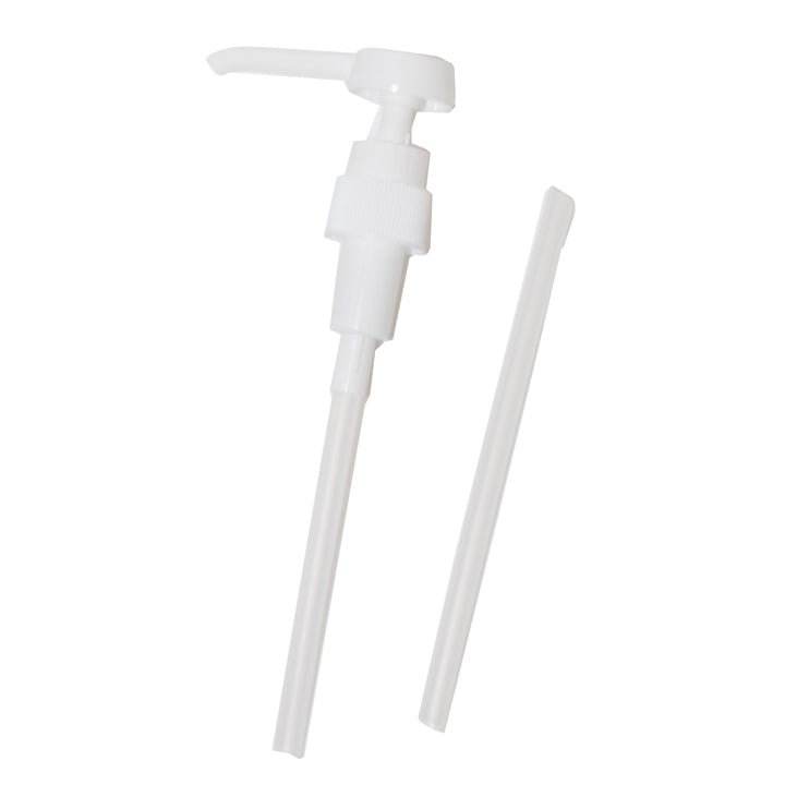 Eine weiße Diversey Kunststoffpumpe für 1l und 500ml Euronorm und Soft Care Man Flaschen (2ml Hub, DIN25, 125mm & 170mm Tauchrohre), abgebildet mit Verlängerungsstück; 5er Pack, von Diversey Deutschland GmbH & Co. OHG.
