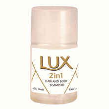 Ein 19ml Lux Professional 2in1 Hair & Body Duschgel & Shampoo Gästeartikel von Diversey Deutschland GmbH & Co. OHG, in einer kleinen Plastikflasche mit weiß-goldenem Etikett und klarem Verschluss. Packung mit 50 Stück.