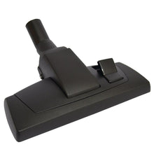 Die Premium Universalstaubdüse 28 cm (Schwarz) von Diversey Deutschland GmbH & Co. OHG ist eine schwarze Bodendüse mit einer 28cm rechteckigen Basis, Fußpedal und passend für 32mm Saugrohre. Packung enthält 1 Stück.