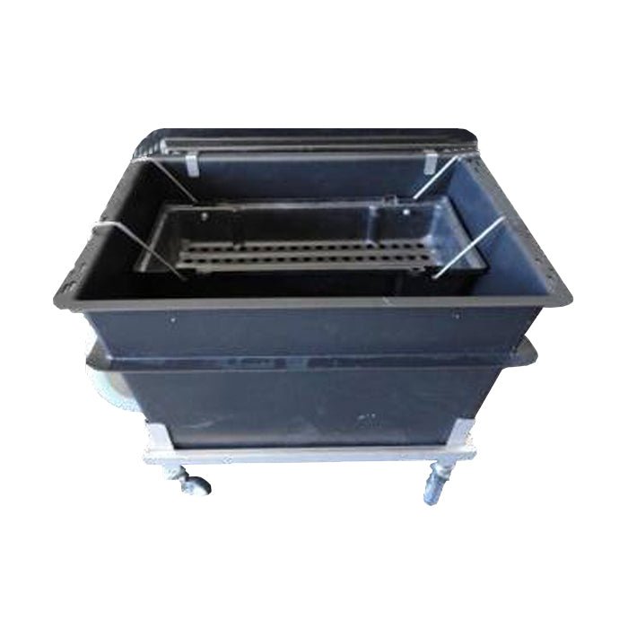 Der Suma Carbon Remover Tank 200l von Diversey Deutschland GmbH & Co. OHG ist ein schwarzer, nach oben offener Kunststofftank mit Metallstützen und Rädern - perfekt für die Tauchreinigung mit Suma Carbon Remover. Spezialtank, ersetzt 7522901. Abgebildet auf weißem Hintergrund.