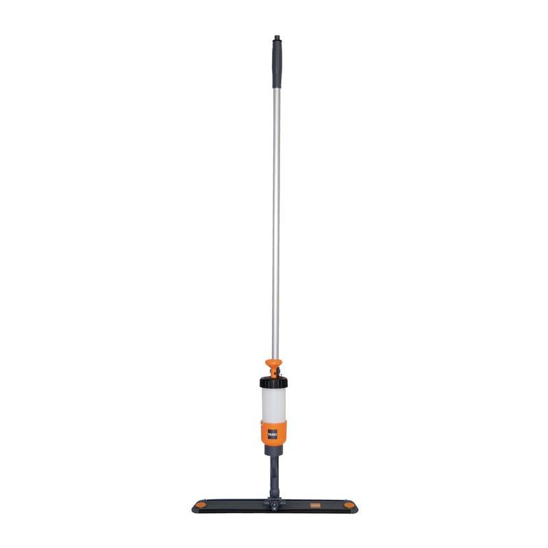 Das TASKI VersaPlus 2.0 Spraymoppgerät (60 cm) von Diversey Deutschland verfügt über einen Metallgriff, einen orangefarbenen Pumpenauslöser, eine transparente Flüssigkeitsflasche in der Nähe des Griffs, ein rechteckiges Pad mit Kletthalter zur einfachen Befestigung; Packung enthält 1 Stück.