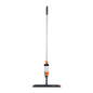 Das TASKI VersaPlus 2.0 Spraymoppgerät (60 cm) von Diversey Deutschland verfügt über einen Metallgriff, einen orangefarbenen Pumpenauslöser, eine transparente Flüssigkeitsflasche in der Nähe des Griffs, ein rechteckiges Pad mit Kletthalter zur einfachen Befestigung; Packung enthält 1 Stück.