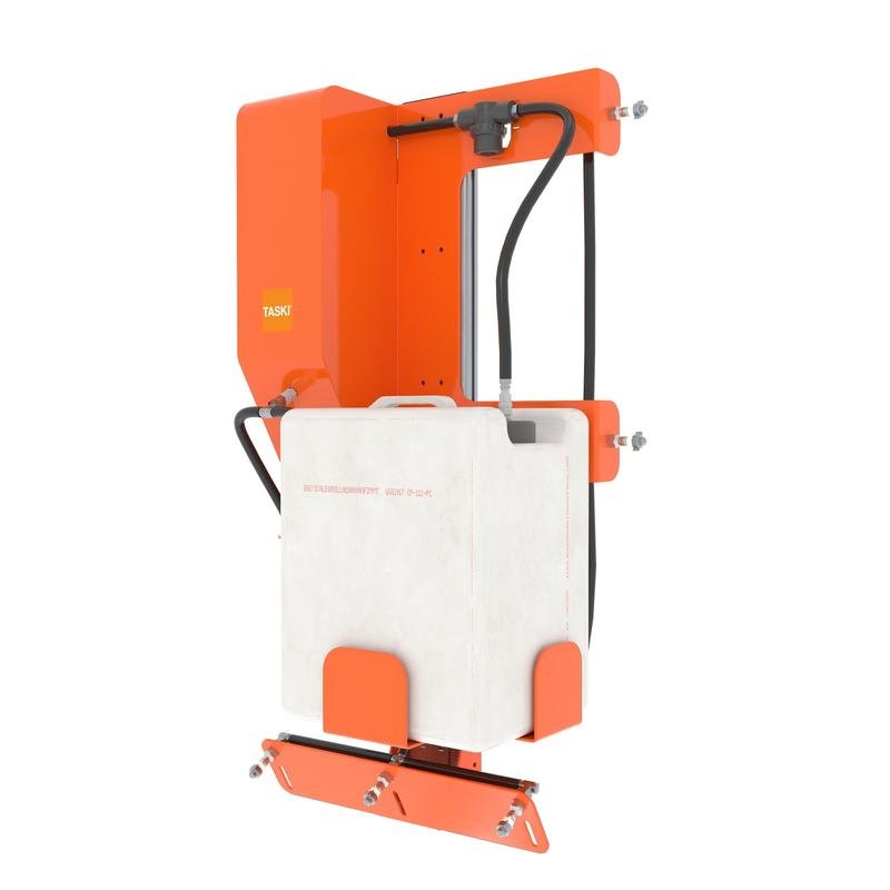 Das TASKI IntelliSpray Kit swingo 4000/5000 von Diversey Deutschland GmbH & Co. OHG besteht aus einem orangefarbenen Wandgerät mit einem rechteckigen weißen Tank auf einer orangefarbenen Halterung, der beschriftet und mit Schläuchen verbunden ist, die das TASKI-Logo für eine effektive Bodenpflege tragen.