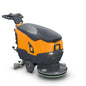 Die TASKI ULTIMAXX 900 SD50 von Diversey Deutschland GmbH & Co. OHG ist eine nicht angetriebene Scheuersaugmaschine der nächsten Generation mit einem 20-Liter-Behälter und einer 50-cm-Einzelscheibe, abgebildet in Orange und Grau mit Steuergriff und Rädern auf weißem Hintergrund.