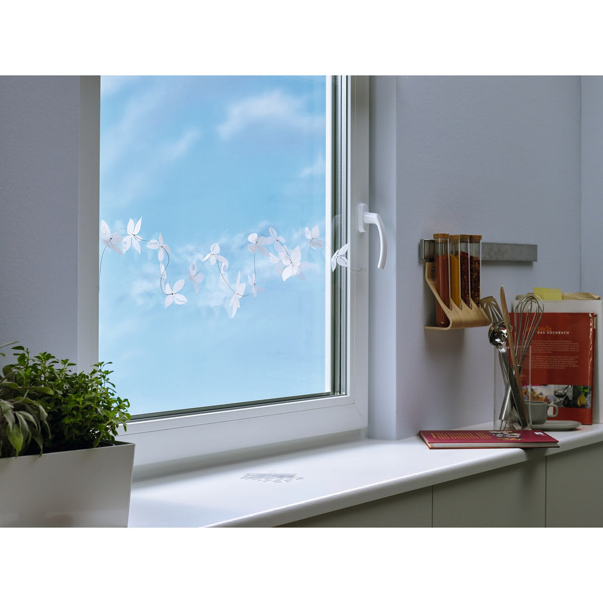 tesa Double-Sided Adhesive Pads for Transparent Surfaces and Glass – Application
