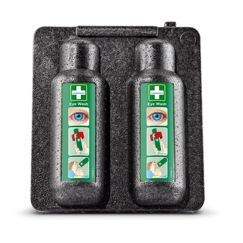 Der Orkla Wound Care AB Wärmeschrank für Augenspülung 500x2 (1 Packung) enthält zwei Augenspülflaschen in einem schwarzen Tray, jede mit einem grünen Etikett und einer illustrierten Anleitung - perfekt für die Erste-Hilfe-Behandlung von Augenverletzungen.