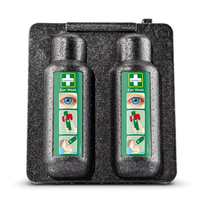 Der Orkla Wound Care AB Wärmeschrank für Augenspülung 500x2 (1 Packung) enthält zwei Augenspülflaschen in einem schwarzen Tray, jede mit einem grünen Etikett und einer illustrierten Anleitung - perfekt für die Erste-Hilfe-Behandlung von Augenverletzungen.