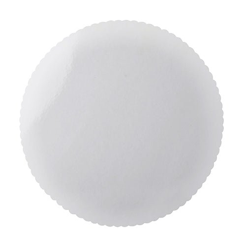 A round, white, coated cardboard cake board (Ø 28 cm) with a scalloped edge from Starpak, sold in a pack of 6 and individually wrapped in shrink wrap.