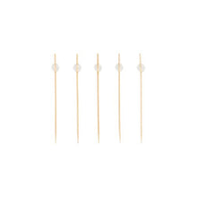 Fünf PAPSTAR 100 Fingerfood - Picker Spieße der PAPSTAR GmbH, jeweils mit einer kleinen klaren Perle am oberen Ende, sind in einer geraden, horizontalen Reihe auf einem schlichten weißen Hintergrund angeordnet.