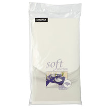 In einer durchsichtigen Plastikverpackung befindet sich eine gefaltete weiße Starpak-Tischdecke, stoffähnlich Vlies „Soft Selection“, Größe 120 cm x 180 cm, mit der Abbildung eines gedeckten Esstisches auf der Vorderseite.