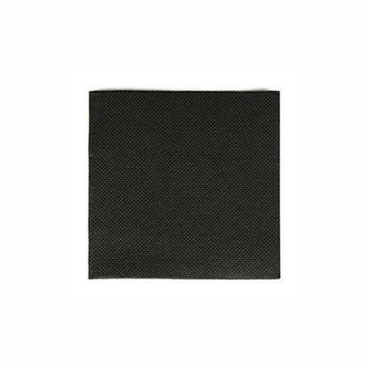 Eine quadratische schwarze, 2-lagige mikrogeprägte PAPSTAR 125 „PUNTO“ Serviette (20x20 cm) der PAPSTAR GmbH ist auf einem schlichten weißen Hintergrund zentriert – ideal für elegante Tischdekoration.