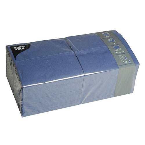 Eine versiegelte Kunststoffverpackung von PAPSTAR 250 Servietten, 3-lagig 1/8-Falz der PAPSTAR GmbH. Die blauen Servietten sind gefaltet, in zwei Reihen gestapelt und messen jeweils 33 x 33 cm, wie auf der Verpackung angegeben.