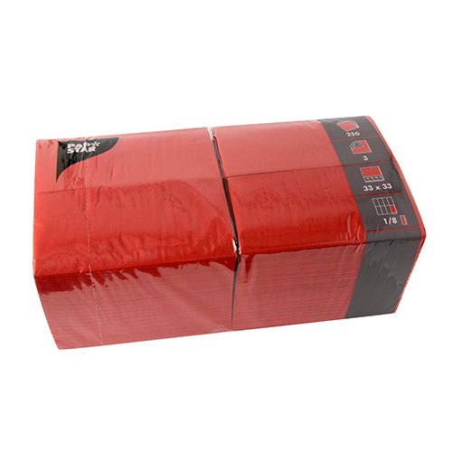Eine versiegelte Packung PAPSTAR 250 Servietten, 3-lagig 1/8-Falz der PAPSTAR GmbH, mit Produktinformation in der rechten oberen Ecke der Verpackung.