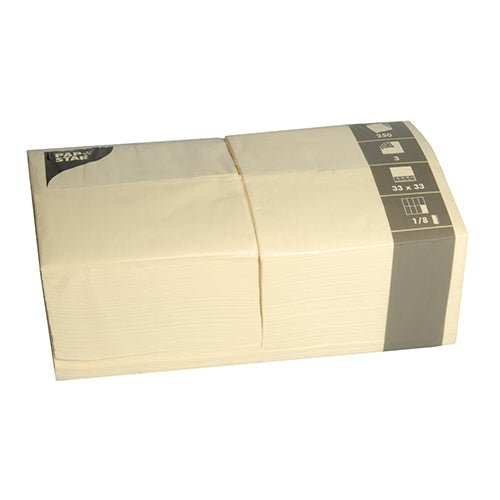 Ein Stapel PAPSTAR 250 Servietten, 3lagig 1/8-Falz der PAPSTAR GmbH (33 x 33 cm), gefaltet und in Klarsichtfolie verpackt mit einem grauen Etikett mit Produktinformationen auf einer Seite.