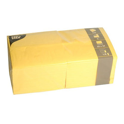 Abgebildet ist eine in Kunststoff verpackte Packung PAPSTAR 250 Servietten, 3-lagig 1/8-Falz der PAPSTAR GmbH. Auf dem Etikett auf der rechten Seite befinden sich Symbole und Zahlen, die wahrscheinlich auf Details wie die Größe (33 x 33 cm) oder die Menge hinweisen.