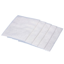 Fünf weiße Microfilter-Pads der Diversey Deutschland GmbH & Co. OHG für Ergodisc/Jet 38/50 und Saugaggregat 230V sind auf einem einfarbigen Hintergrund gestapelt und zeigen ihre weiche Vliesstruktur. Verkauft in einem Karton mit 5 Packungen.