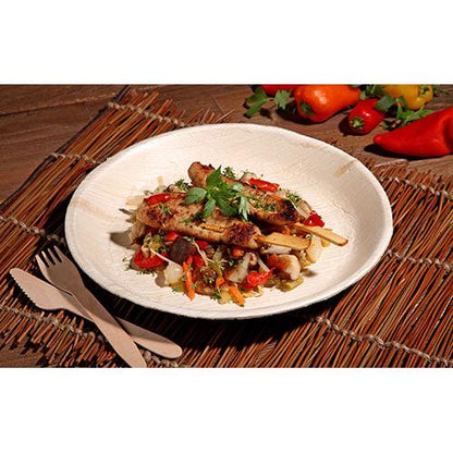 Gegrilltes Fleischspießchen mit gemischtem Gemüse und Kräutern wird auf einem PAPSTAR 25 Teller, Palmblatt „pure“ rund von der PAPSTAR GmbH, serviert, mit umweltfreundlichem Einweggeschirr und bunten Paprikaschoten und Gemüse im Hintergrund.