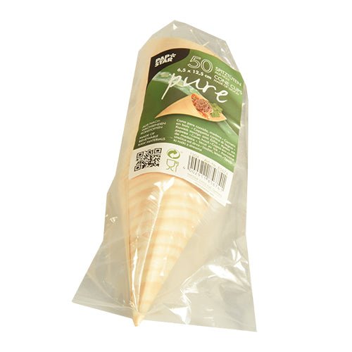 Eine durchsichtige Kunststoffpackung mit 50 PAPSTAR Fingerfood-Spitztüten aus Holz „pure“ von der PAPSTAR GmbH, mit einem grünen Etikett mit Produktinformationen, Barcode und dem Bild einer mit Fingerfood gefüllten Tüte.