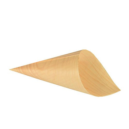 Die PAPSTAR 50 Fingerfood-Spitztüten, Holz "pure" der PAPSTAR GmbH sind glatte, helle Holz-Spitztüten in Kegelform, ideal zum Servieren von Fingerfood. Fotografiert auf weißem Hintergrund.