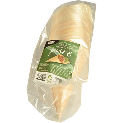 Eine transparente Verpackung mit 50 PAPSTAR Fingerfood-Spitztüten, Holz „pure“ der PAPSTAR GmbH, aus Naturmaterialien. Das Etikett zeigt Produktdetails, eine Abbildung einer gefüllten Spitztüte und unterstreicht das holzinspirierte Design.