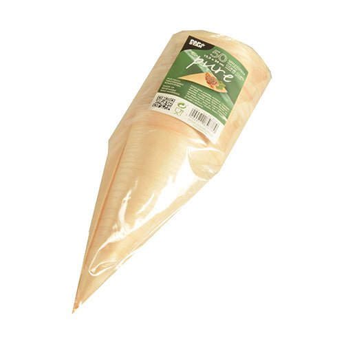Eine Packung PAPSTAR 50 Fingerfood-Spitztüten, Holz „pure“ der PAPSTAR GmbH besteht aus umweltfreundlichen Holztüten mit grünem Etikett und Illustration, gestapelt und in durchsichtige Folie eingewickelt.
