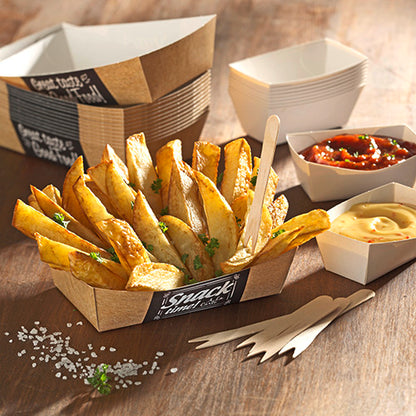 Thick-cut potato wedges are served on a cardboard tray with herbs, accompanied by the white sauce trays "pure" (3.5x3 cm, 50-pack) from PAPSTAR GmbH for dips and salsa, coarse salt, and wooden forks - a perfect snack presentation.