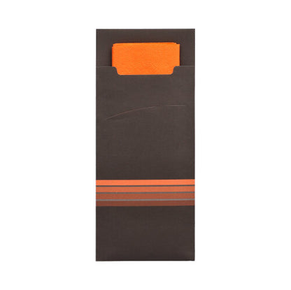 Die PAPSTAR 520 Bestecktaschen der PAPSTAR GmbH sind dunkelbraune Bestecktaschen aus Papier im Format 20x8,5 cm mit drei waagerechten orangefarbenen Streifen und einer integrierten, passenden orangefarbenen 2-lagigen Serviette im Format 33x33 cm, die innen teilweise sichtbar ist.