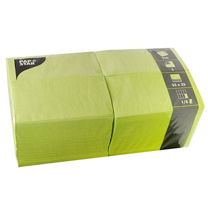 Eine versiegelte Packung PAPSTAR 250 Servietten, 3-lagig 1/8-Falz der PAPSTAR GmbH enthält 250 Servietten (33 x 33 cm) in einer durchsichtigen Kunststoffhülle mit schwarz-gelben Etikettenangaben.