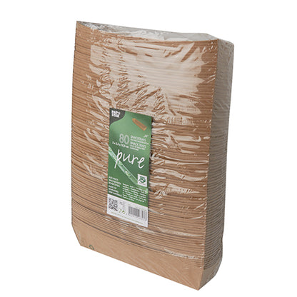 Eine versiegelte Packung mit 80 braunen, rechteckigen PAPSTAR „pure“ Snackschalen aus biologisch abbaubarem Material mit grünem Frontetikett. Die Einwegteller sind vertikal stapelbar und mit dem „100% Fair“-Label der PAPSTAR GmbH gekennzeichnet.