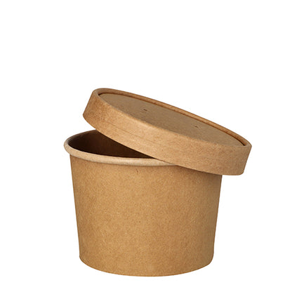 Ein brauner, runder PAPSTAR Suppenbecher (9,8 cm) für Suppen und Snacks steht leer mit dem passenden Deckel schräg nach oben auf weißem Hintergrund. Packung mit 25 Stück von PAPSTAR GmbH.