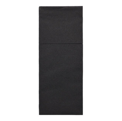Die Starpak 100 Bestecktaschen, schwarze Airlaid-Servietten (40x48 cm) mit Besteckfalz, eignen sich perfekt für eine stilvolle Tischdekoration und Bestecktaschen-Präsentation vor weißem Hintergrund.