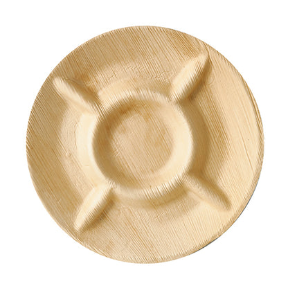 Ein runder, leichter Palmblatt-Aschenbecher der PAPSTAR GmbH aus umweltfreundlichem Material mit drei Rillen für Zigaretten, Draufsicht auf weißem Hintergrund. Produkt: PAPSTAR 6 Teller, Palmblatt "pure" 5-geteilt.