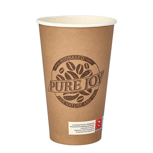 Der PAPSTAR 50 Trinkbecher (0,4 l) aus stabiler Pappe von PAPSTAR GmbH ist braun mit weißem Rand, zeigt „Pure Joy“ und eine Kaffeebohne sowie kleine Zusatzetiketten am unteren Rand auf schlicht weißem Hintergrund.