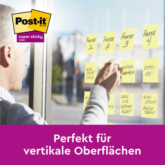Eine Person klebt Post-it® Super Sticky Notes, Gelb, 76 mm x 76 mm von 3M Deutschland GmbH mit der Aufschrift "Phase 1" bis "Phase 4" auf eine Glasscheibe. Text: "Perfekt für vertikale Oberflächen." Packung: 90 Blatt, PEFC-zertifiziert.