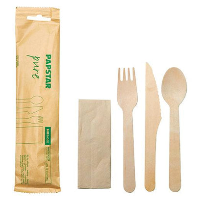 Das PAPSTAR GmbH Besteckset Holz "pure" enthält Messer, Gabel, Löffel und Serviette in einer Papierverpackung - eine umweltfreundliche Einwegvariante von PAPSTAR.