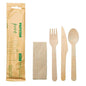 Das PAPSTAR GmbH Besteckset Holz "pure" enthält Messer, Gabel, Löffel und Serviette in einer Papierverpackung - eine umweltfreundliche Einwegvariante von PAPSTAR.