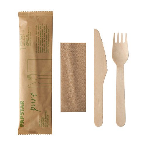 Das PAPSTAR Besteckset Holz "pure" der PAPSTAR GmbH enthält Messer, Gabel und Serviette aus Holz in einem Papierbeutel - ideal für nachhaltige Veranstaltungen.