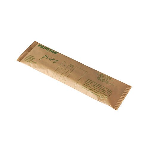 Eine versiegelte, braune Papiertüte mit der Aufschrift "PAPSTAR pure" der PAPSTAR GmbH enthält ein Besteckset aus Holz (Messer, Gabel, Serviette), umweltfreundlich und auf weißem Hintergrund fotografiert.