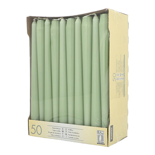 Eine Pappschachtel zeigt 50 Starpak Leuchterkerzen (Ø 2,2 cm - 25 cm) weiß mit langer Brenndauer, aufrecht in Reihen. Die Vorderseite ist offen, um die Kerzen zu betrachten; auf den Seiten sind Produktangaben und die Marke Starpak aufgedruckt.