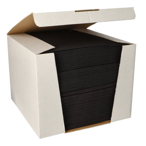In einer geöffneten Box befinden sich 100 sauber verpackte schwarze Papierservietten, PAPSTAR „ROYAL Collection“ 1/4-Falz (40x40 cm), von der PAPSTAR GmbH, gefertigt aus hochwertigem Material für eine elegante Note.