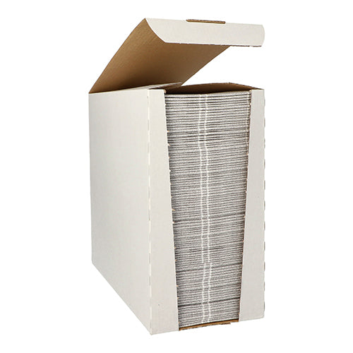 In an open white cardboard box lies a stack of PAPSTAR 100 napkins "ROYAL Collection" 1/6-fold 48 x 33 cm paper napkins from PAPSTAR GmbH, neatly arranged.