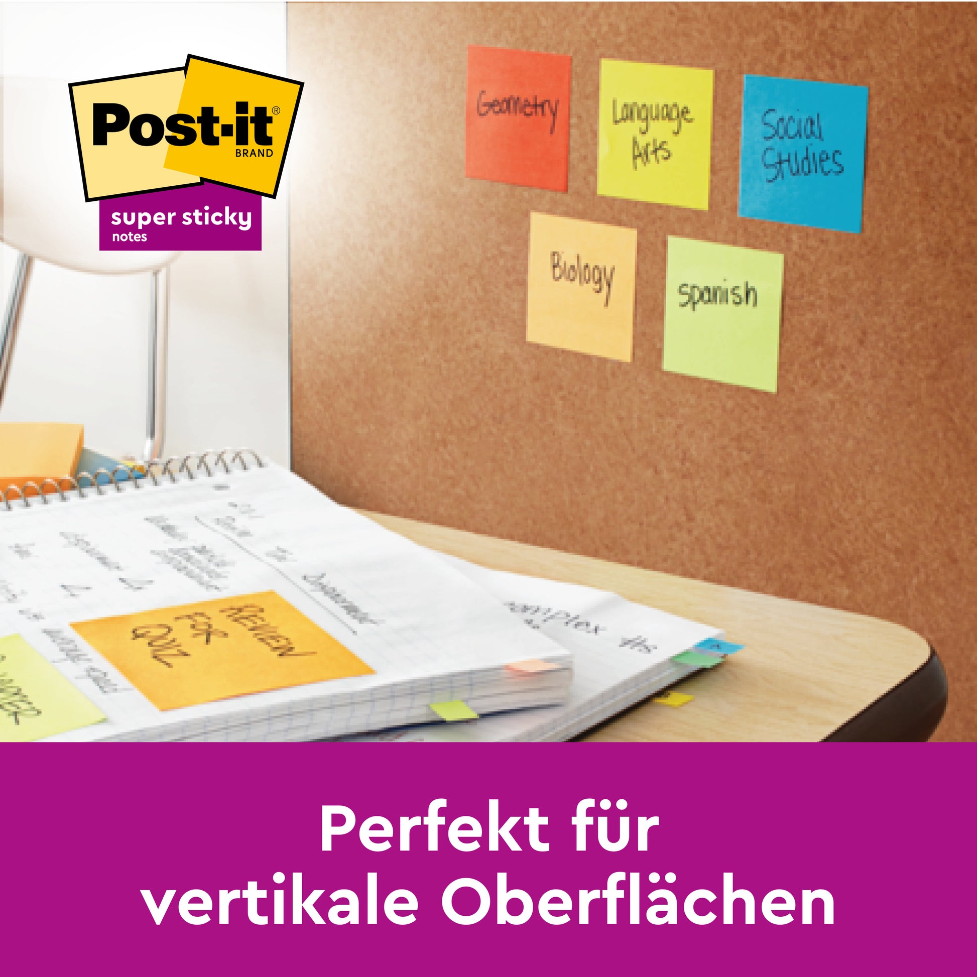 Eine Korkwand mit fünf bunten Post-it® Super Sticky Notes von 3M Deutschland GmbH - perfekt für vertikale Oberflächen - zeigt die Fächer "Geometrie", "Sprachunterricht", "Sozialkunde", "Biologie" und "Spanisch". 45 Blatt/Block, 3 Blöcke/Packung.