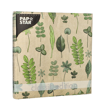 Eine braune PAPSTAR-Serviettenpackung mit grünem Blattmotiv, beschriftet mit "classic edition", enthält 20 dreilagige Servietten (33x33 cm, 1/4-Falz) aus dem Design Set 6 der PAPSTAR GmbH.
