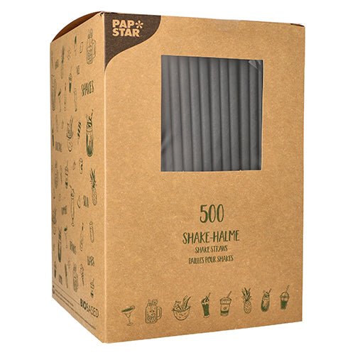 In einem braunen Karton der PAPSTAR GmbH mit der Aufschrift „PAPSTAR 500 Shake-Halme Papier Ø 8 mm · 25 cm“ sind 500 umweltfreundliche Papiertrinkhalme enthalten, die durch ein Sichtfenster mit schwarzen Trinkhalmen und Getränke- und Fruchtabbildungen an den Seiten sichtbar sind.